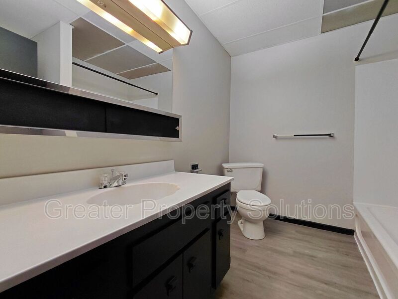 Photo - 416 1/2 Commercial Ave