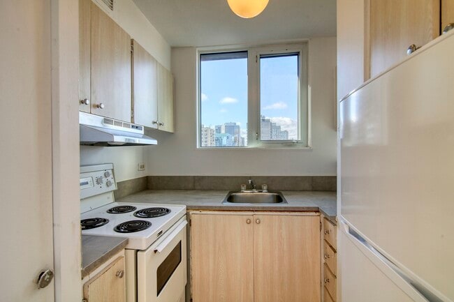 Building Photo - 1975 Maisonneuve Blvd W Unit 201