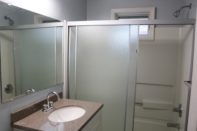 Baño - 33 1/2 Bly St Unidad #2