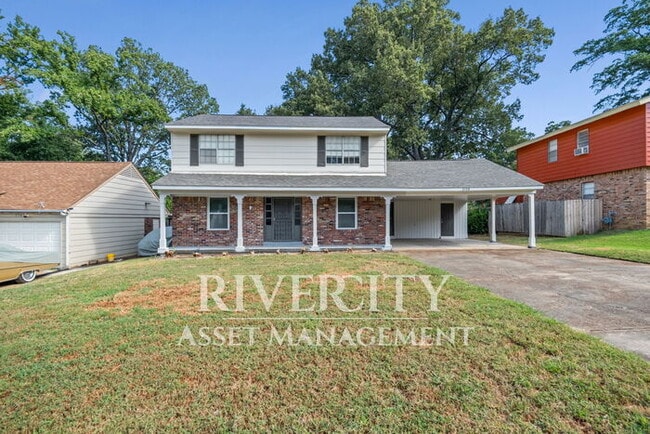Building Photo - Renovated Gem! This 4-bed, 1.5-bath home!!...