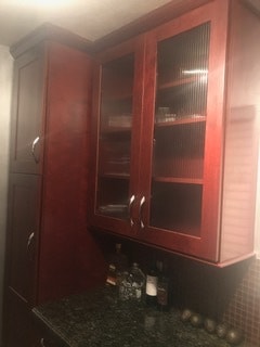 Precioso armario de palisandro con paneles de cristal - 1861 Pandora Ave Unidad 1