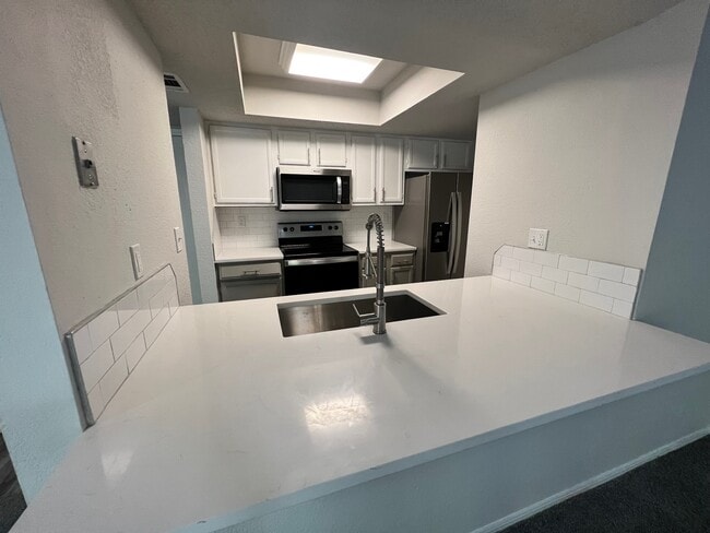 Upgraded Kitchen - Lincoln Park Apartments