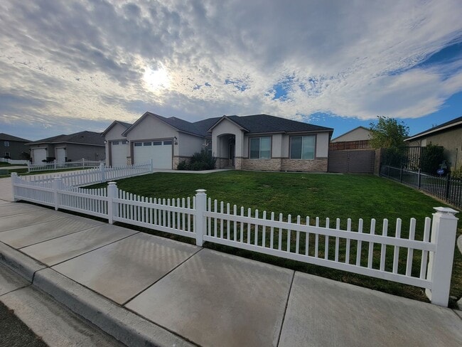 Photo - Stylish Single-Level Home in Pasco with Fi...