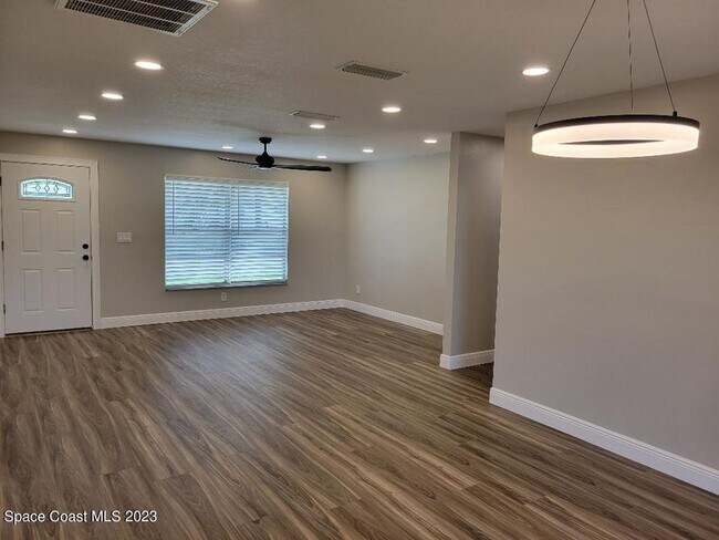 Living Area - 1570 White Cap Way