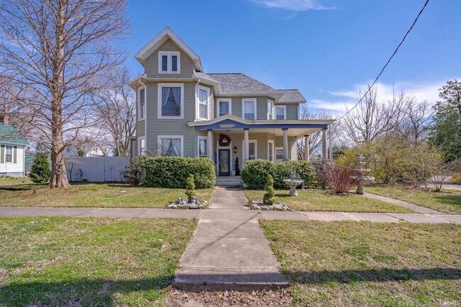 Lovely Victorian minutes from Owensboro and Evansville - 215 S 2nd St House