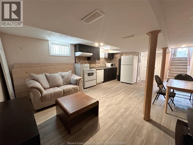 Photo - 849 Dougall Ave