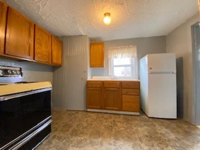 Photo - $200 OFF FIRST MONTH RENT -1 Bedroom Single Family Home in Elkhart!