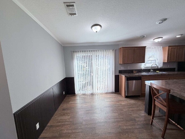 Photo - "Serene 3-Bed, 2-Bath Home in Auburndale - 1152 Sq Ft of Comfort on Hickory Rd!"