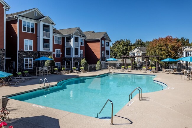 Amplia piscina de agua salada y terraza con Wi-Fi - Bexley at Heritage Apartamentos