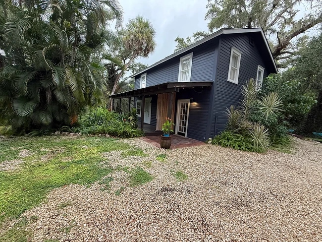 Exterior building, parking space, private entrance and porch - 2795 Riverside Dr Unit #2