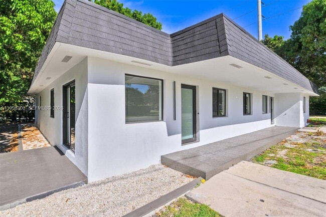 Building Photo - 1595 NE 143rd St Unit 1