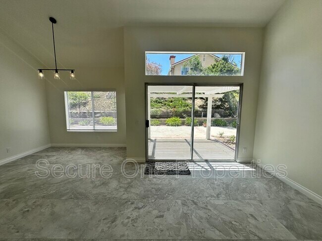 Photo - 1740 Amarelle St