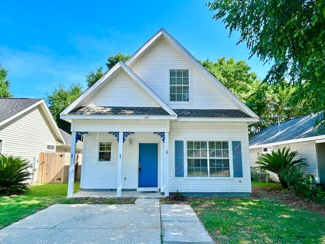 Building Photo - Charming 3-Bedroom Cottage