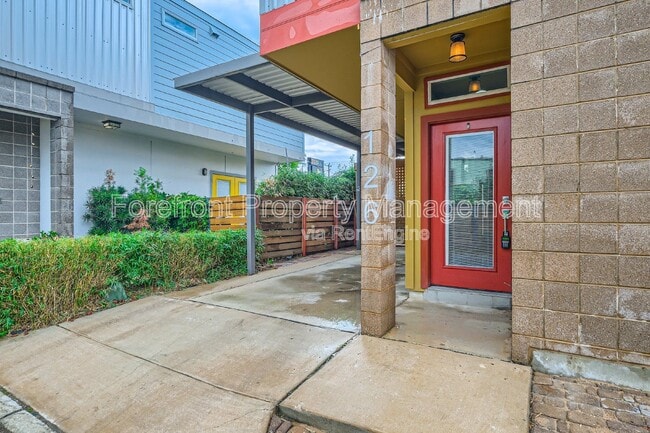 Photo - 126 E Myrtle St