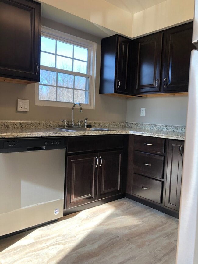 Building Photo - 48 S Elm St Unit 48D