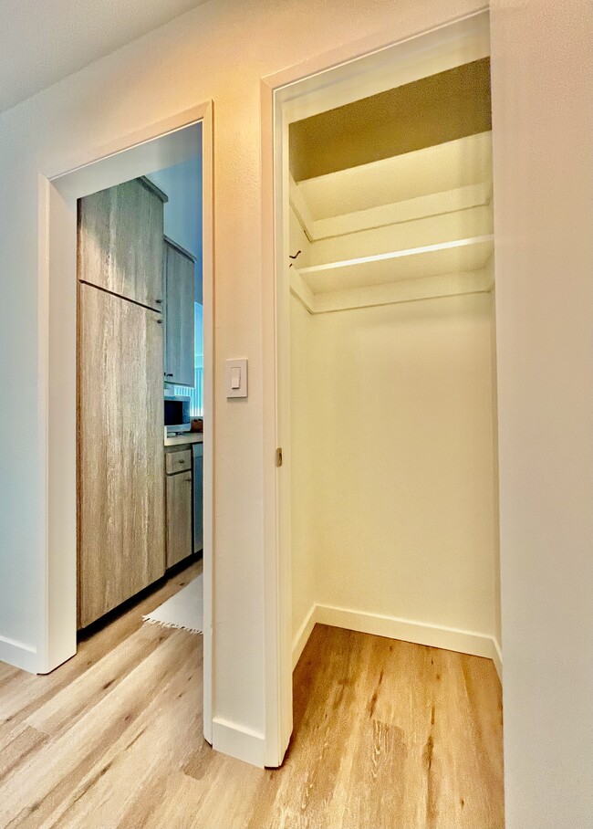 Entry Utility Closet - 3450 2nd Ave Unidad Park West Condo