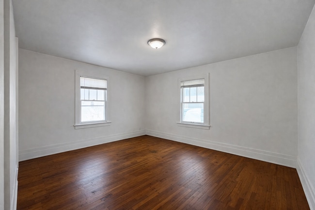 Photo - 704 W 1st St