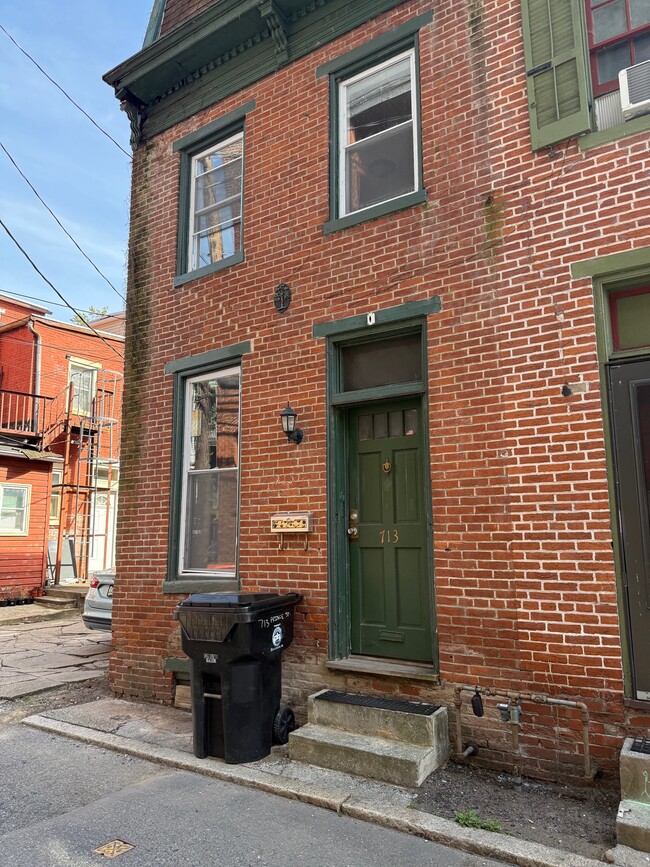 Building Photo - 713 Prince St