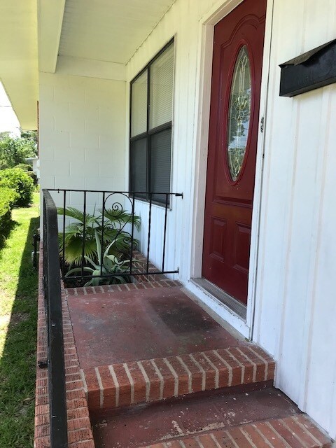 Photo - 1348 Lamanto Ave E