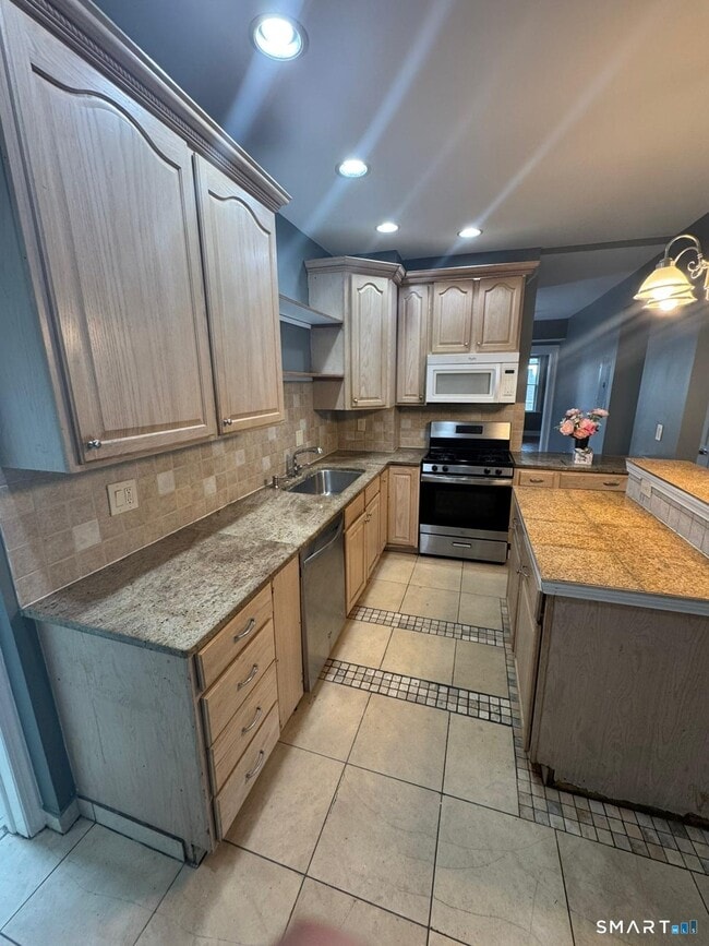 Building Photo - 182 Hewitt St