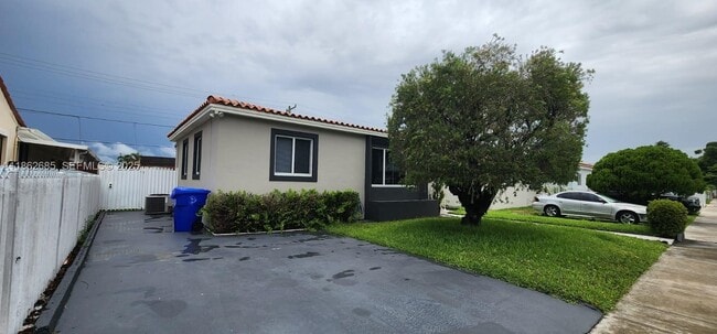 Building Photo - 3520 NW 20th St Unit 2