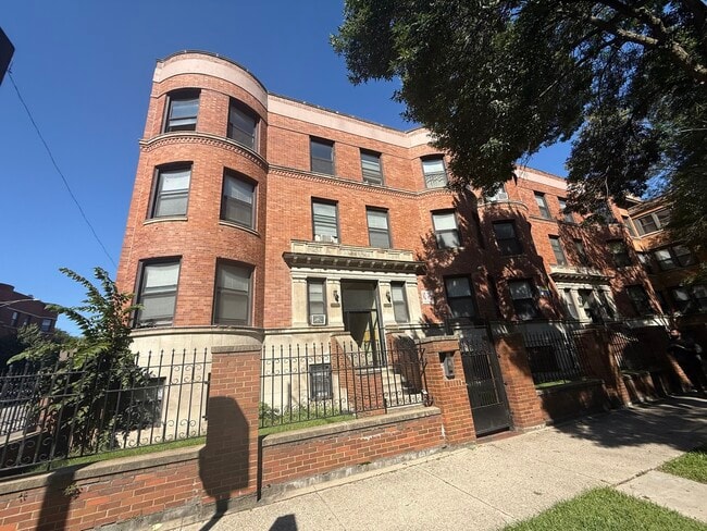 Building Photo - 5858 S King Dr Unit 3