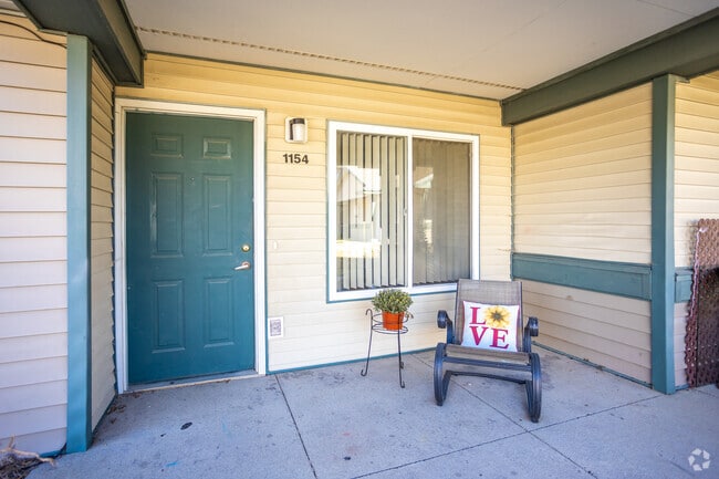 3BR, 2BA - 1,054 SF
