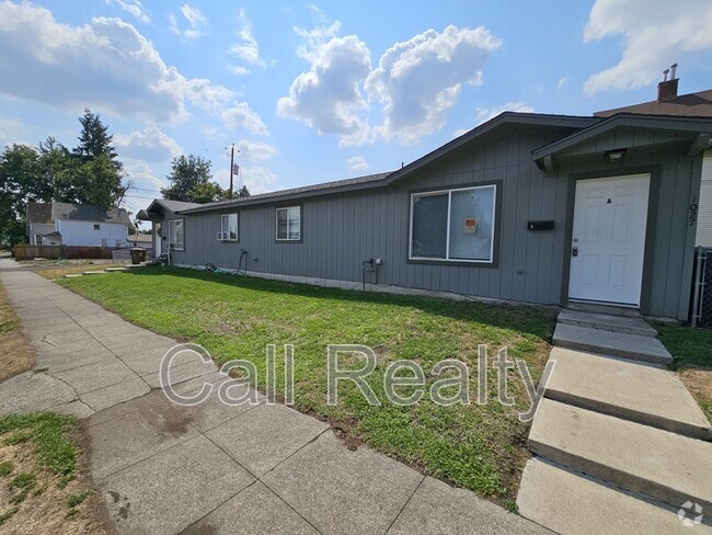 Building Photo - 1027 N Elm St Unit B Rental