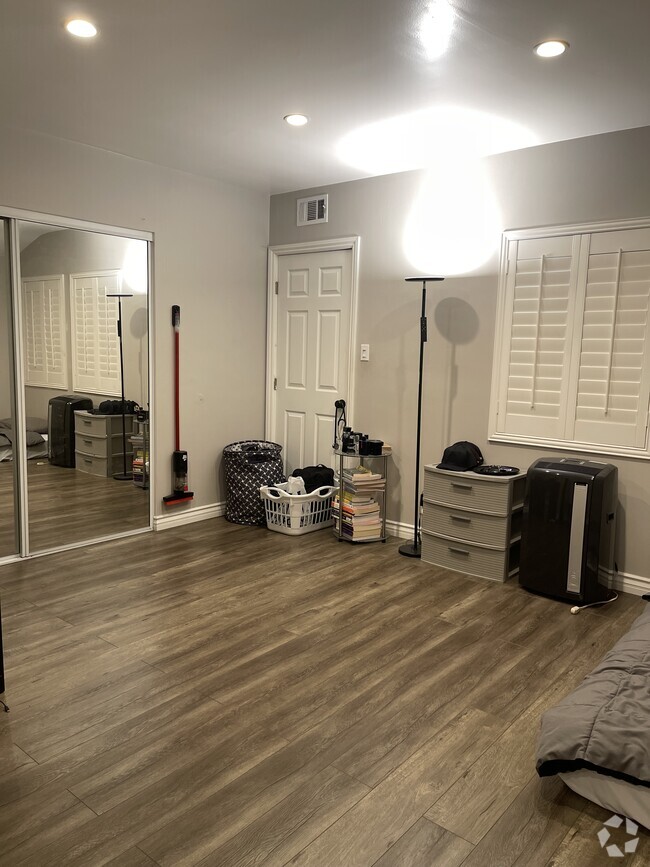 Building Photo - 511 S Baker St Rental