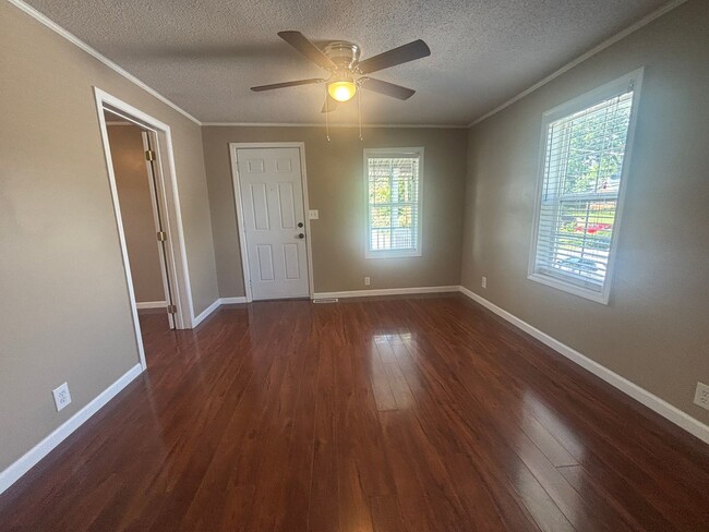 Photo - Charming 2 bedroom/1 Bath Home in Desirable Area $1350