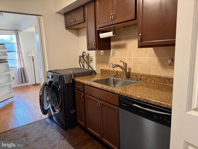 Photo - 1823 Old Stone Mill Dr