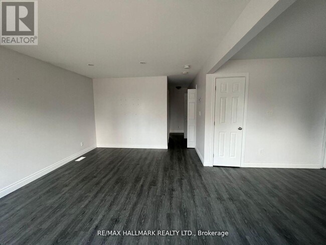 Photo - 261 Wellington St E
