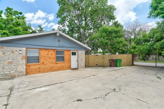 Photo - 1806 Dixie Ln
