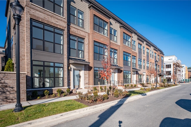 Puerta principal izquierda - 5504 Topaz Ln