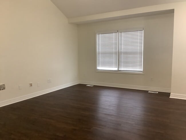 Photo - 768 Shellbark St