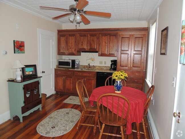 Building Photo - 86 Lafayette St Unit Cottage-like Rental