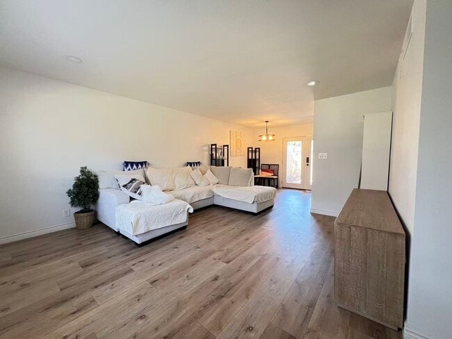 6223 Meadow View Ln