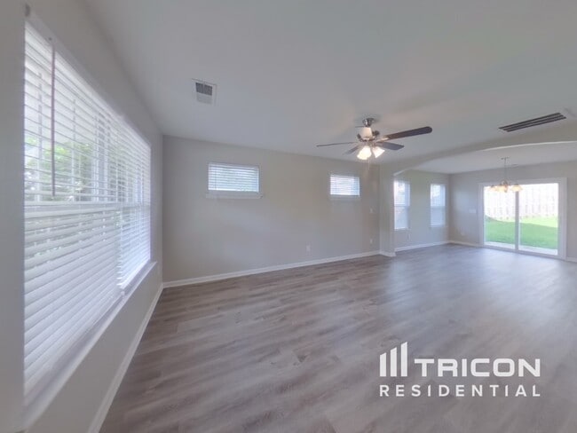 Photo - 216 Whispering Oak Ln