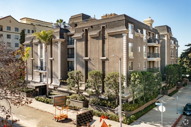 585 N Rossmore Ave - The Rossmore