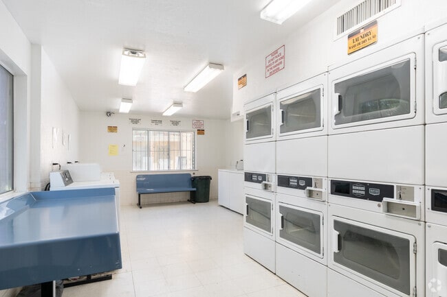 Servicio de lavandería - Lynwood Garden Apartments