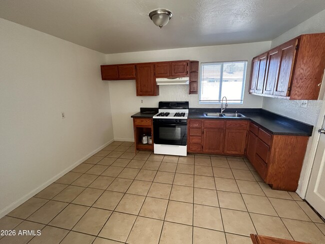 Photo - 114 W Riley Dr