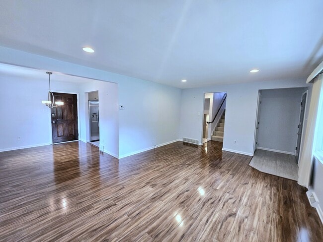 Planta principal: sala de estar y comedor 18,11 x 13,2 - 172 Lincoln Hill Dr