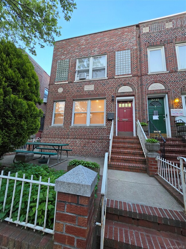 Building Photo - 30-11-30-35 35th St Unit 1