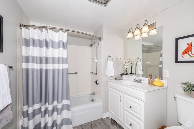 1BR, 1BA - 673SF - Bathroom