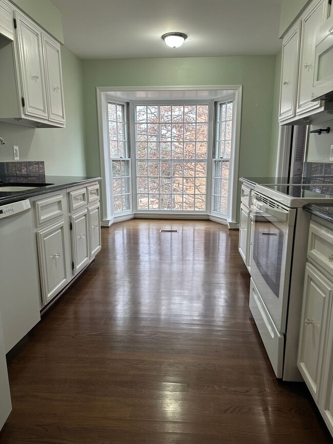 Photo - Beautiful 3 Bed 2.5 Bath Interior Townhome With Fenced Yard In Hallcrest Heights