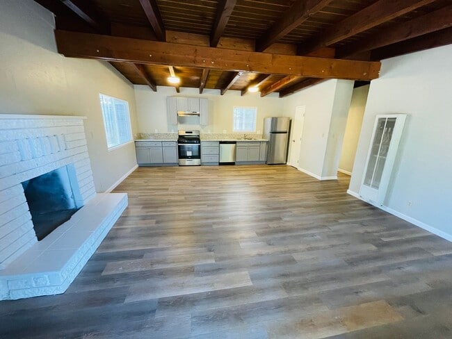 Building Photo - Pet friendly 2 bed 1 bath apartment for rent in South Lake Tahoe Unit 3