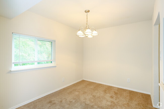 2BR, 1BA - 1,000SF - Dining Room - Camden Hills