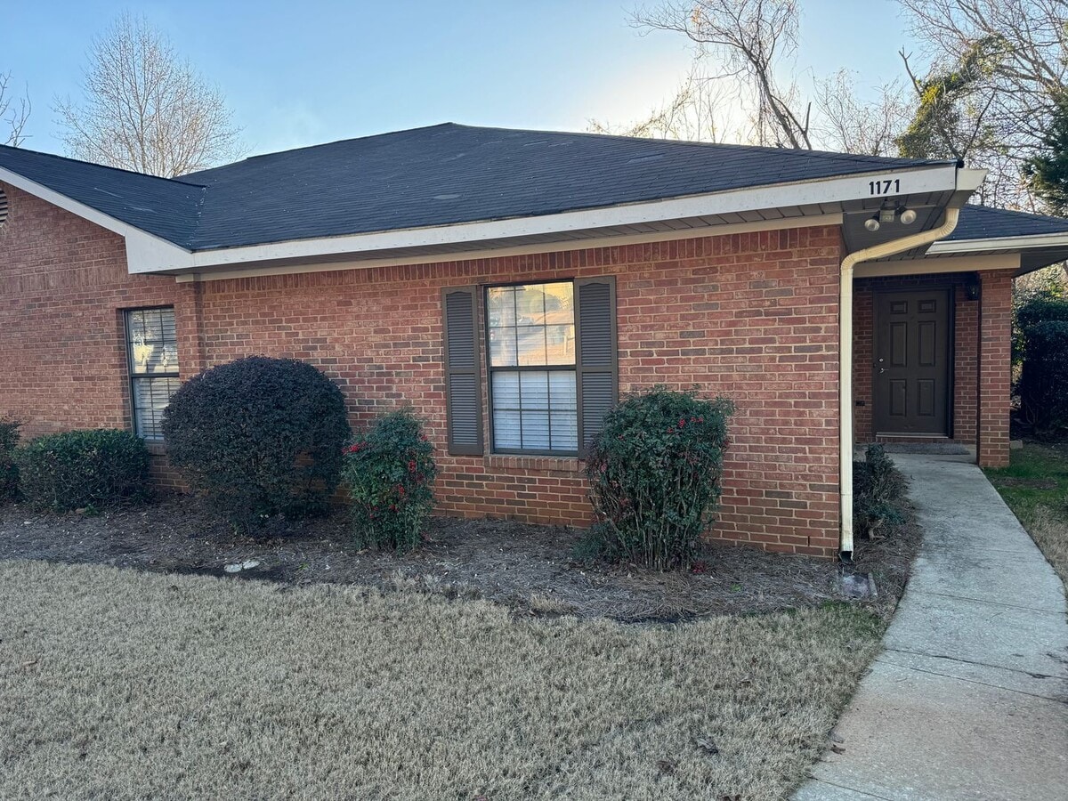 Spacious 3 Bed, 2 Bath Duplex with Lawn Care Included! - Spacious 3 Bed, 2 Bath Duplex with Lawn Care Included!