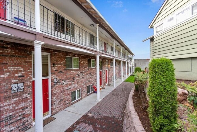 Building Photo - Large 2 bed 1.5bath townhouse! Available Soon!