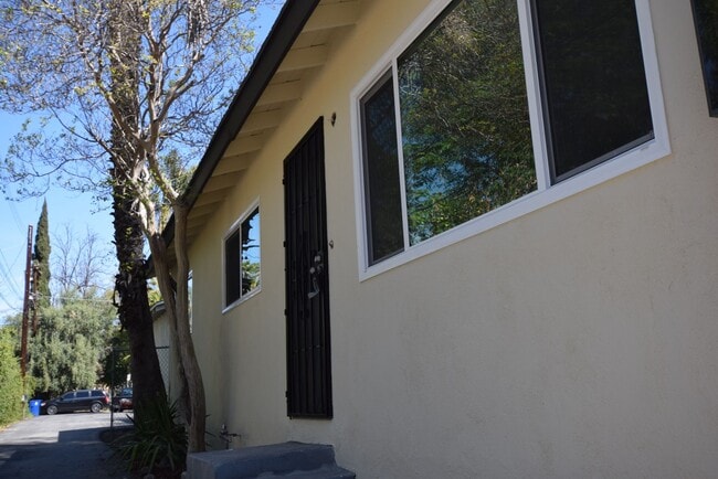 Building Photo - 15940 Hart St Rental